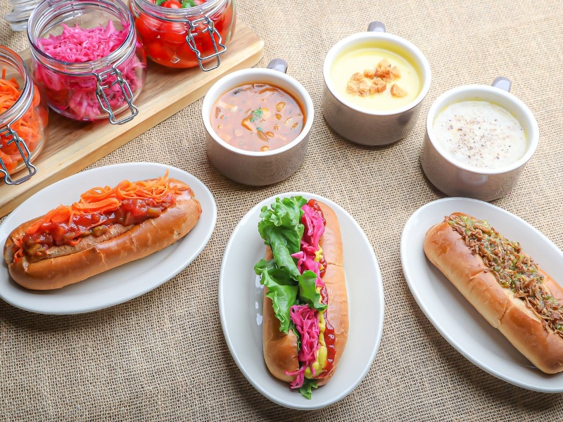 ホットドッグやパンをお楽しみいただけるハーフビュッフェ