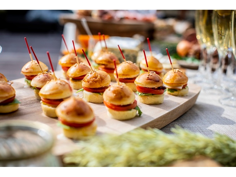 ビュッフェは食べやすいサイズで