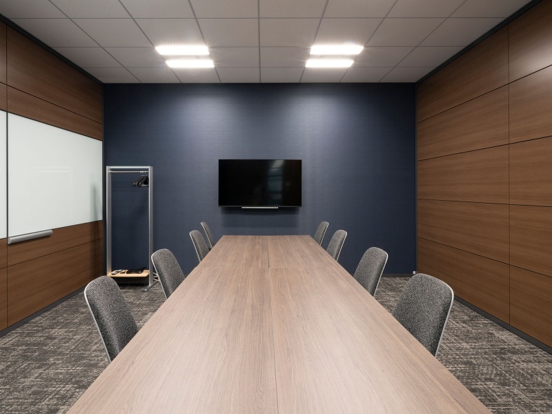 モダンなデザインで統一された、55インチ大型ディスプレイ完備の完全個室です。HDMIケーブルやクリックシェアでPC画面を即座に投影でき、Web会議やプレゼンに最適な環境を提供します。8名席ながらゆとりある空間設計により、圧迫感なく「密」を避けた打ち合わせや商談が可能です。