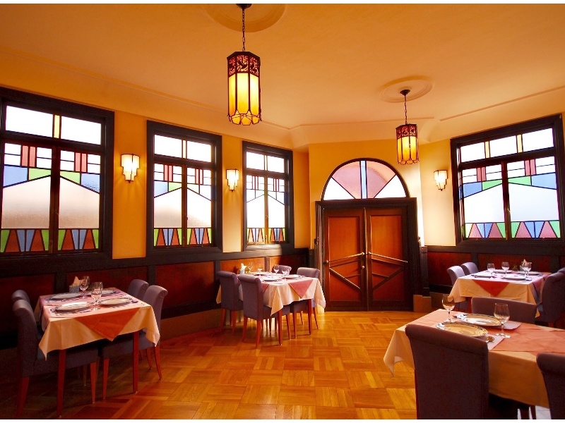 モダン亭太陽軒は貴重な昭和初期建築として国登録有形文化財に指定されております。建築内外ともに当時の意匠を多く残し、歴史ある温もりを感じさせてくれます。外壁の色漆喰塗りは洋風モダン建築の中でも珍しく、独特な雰囲気に包まれております。