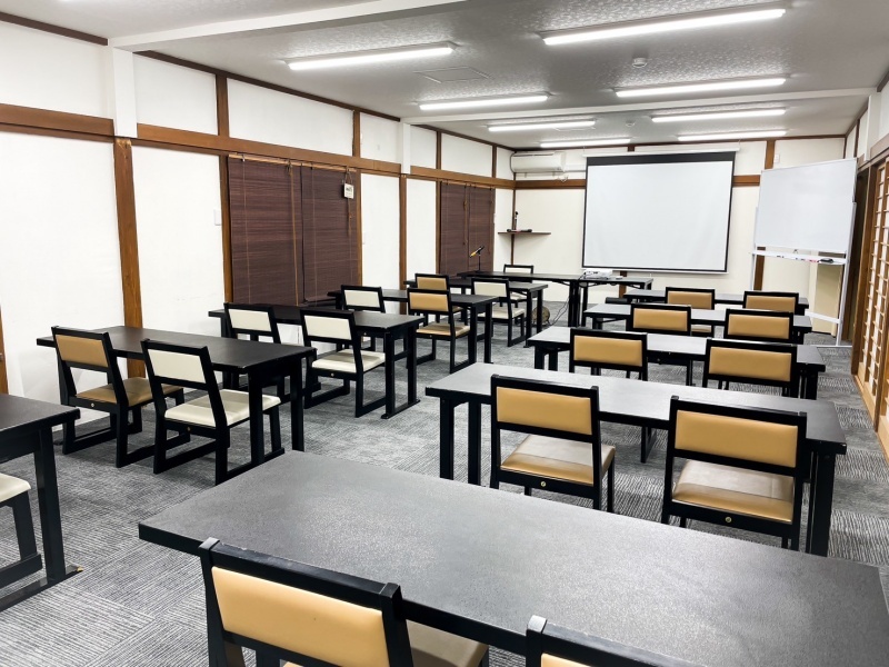 会議室
ゼミ合宿や研修、ミーティングなど、多目的にご利用いただける会議室をご用意しております。筑波の豊かな自然に囲まれた静かな環境で、集中した時間をお過ごしいただけます。