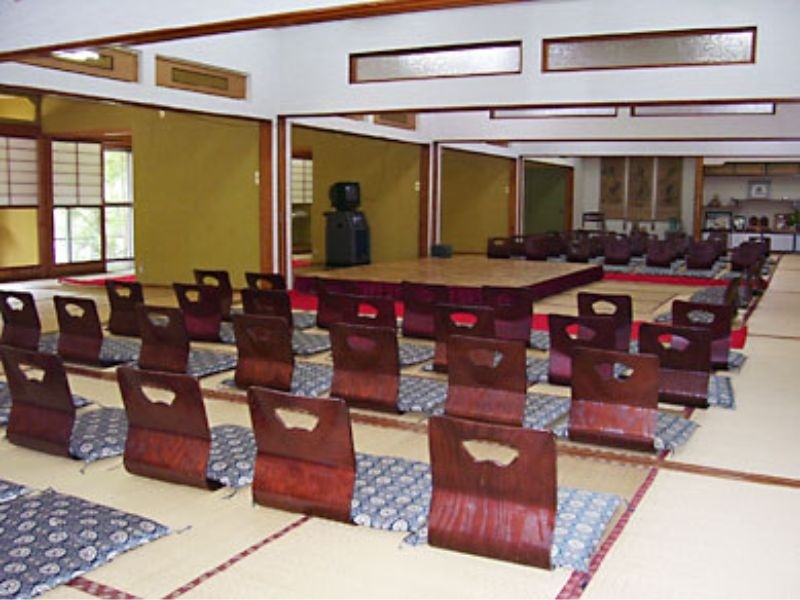 大宴会場
普段分割しており、お食事や小宴会、研修等にご利用いただけます。仕切りを取ると100畳の部屋になりますので、大人数の合宿や研修等にご利用いただけます。