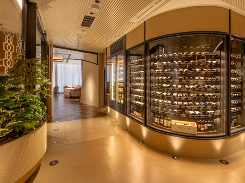 大型のワインセラーを併設、ソムリエが厳選したワインを数多くご用意しております
