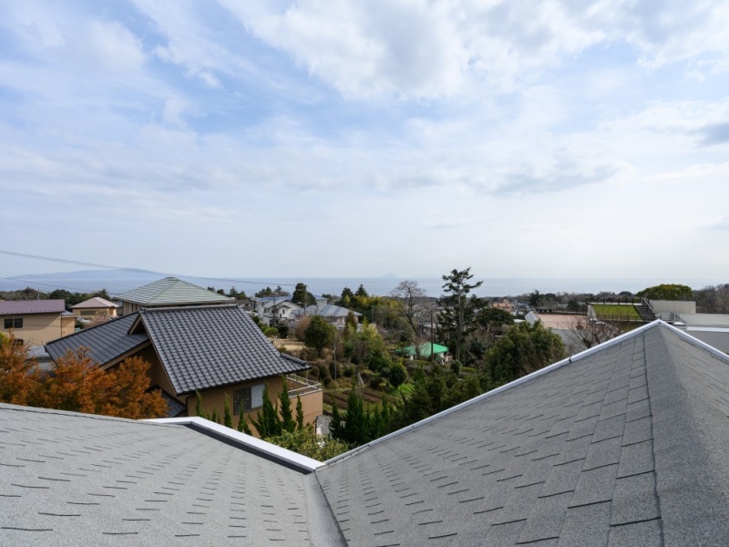眼下に広がる伊豆高原の街並み、その向こうにゆったりと佇む海と空。 時間帯によって表情を変えるこの景色は、滞在そのものを特別なものに変えてくれます。 ただ眺める、それだけで心がほどけていく贅沢な時間をお楽しみください。