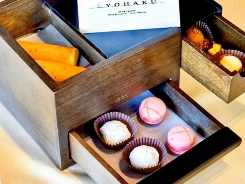 EYOHAKUのロゴが入った木箱に、可愛らしいスイーツが丁寧に詰め合わせられた特別なギフト。大切な方への贈り物にもぴったりです。