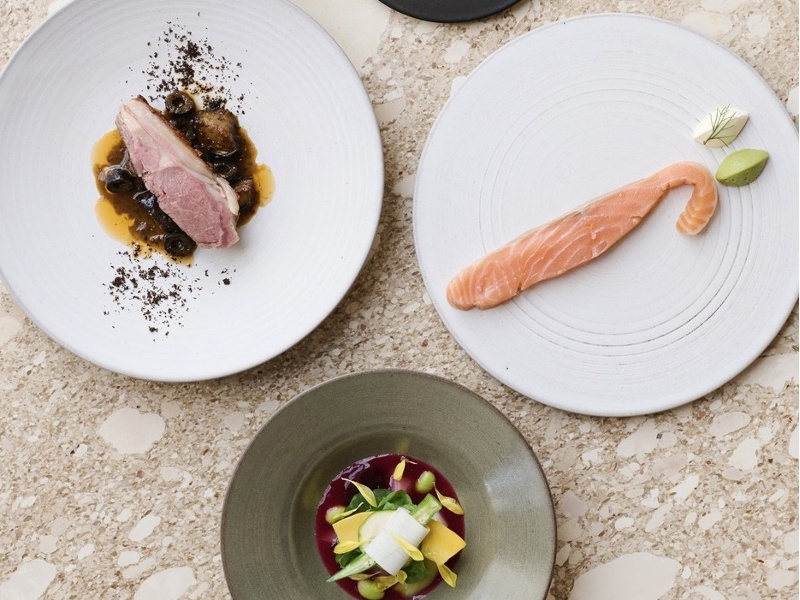 料理は東京・青山の人気フレンチ「L'AS」の兼子大輔シェフが監修し、独創的で洗練されたメインディッシュやデザートを提供します。