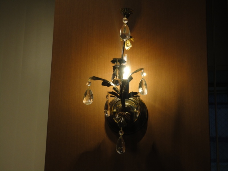 【多目的ホール】ダウンライトとブラケットライトでパーティーの雰囲気を演出