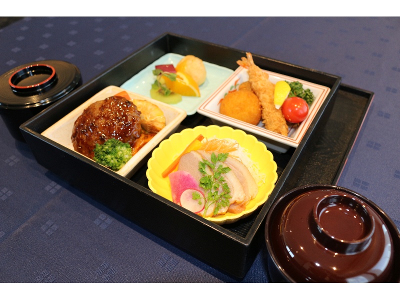 昼食　松花堂弁当　 2,200円（税込）