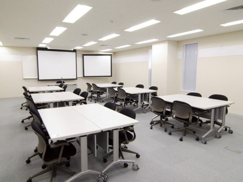中研修室(77-82㎡)全3室
スクール最大30名 島型最大30名(6名×5島)