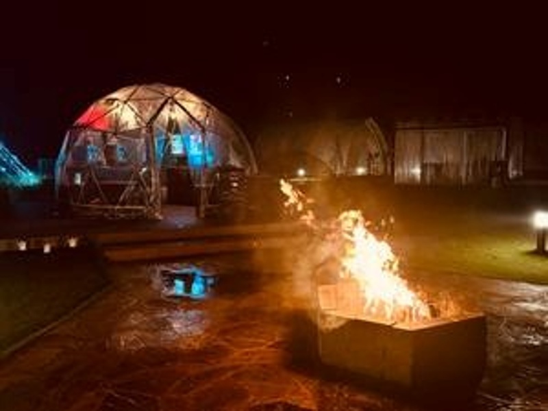 焚き火も楽しめるグランピング施設