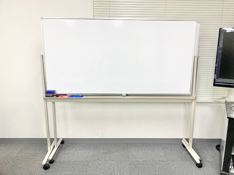 【多目的ホール】ホワイトボード2枚あり