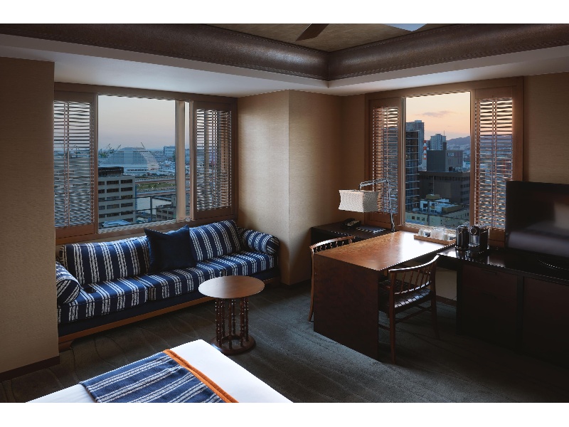 デスクなども完備したビジネスステイにも最適な角部屋の客室。