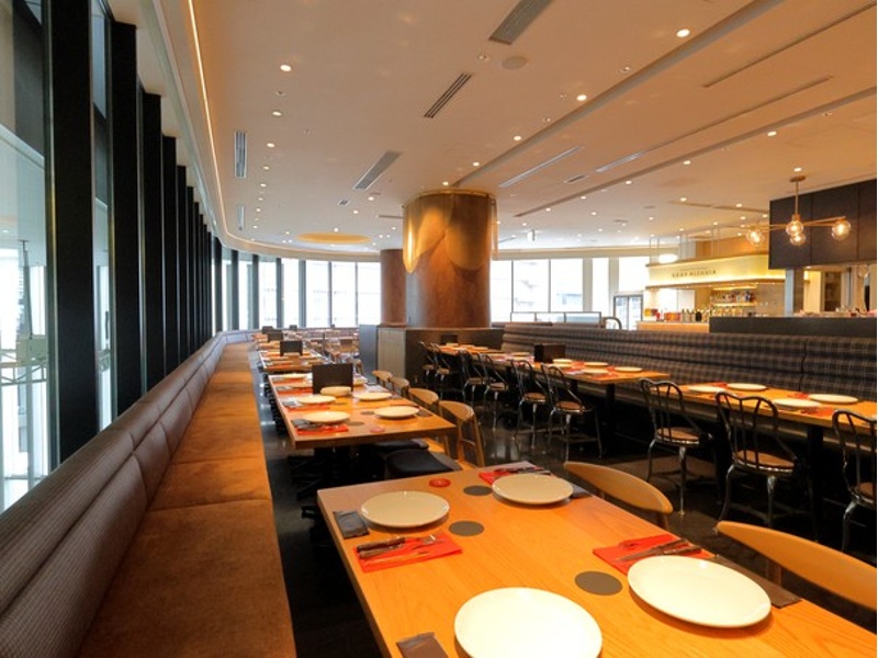 最大130名対応の貸切OK！広々とした座席間隔で団体様も安心。プライベート感たっぷりの宴会空間です。