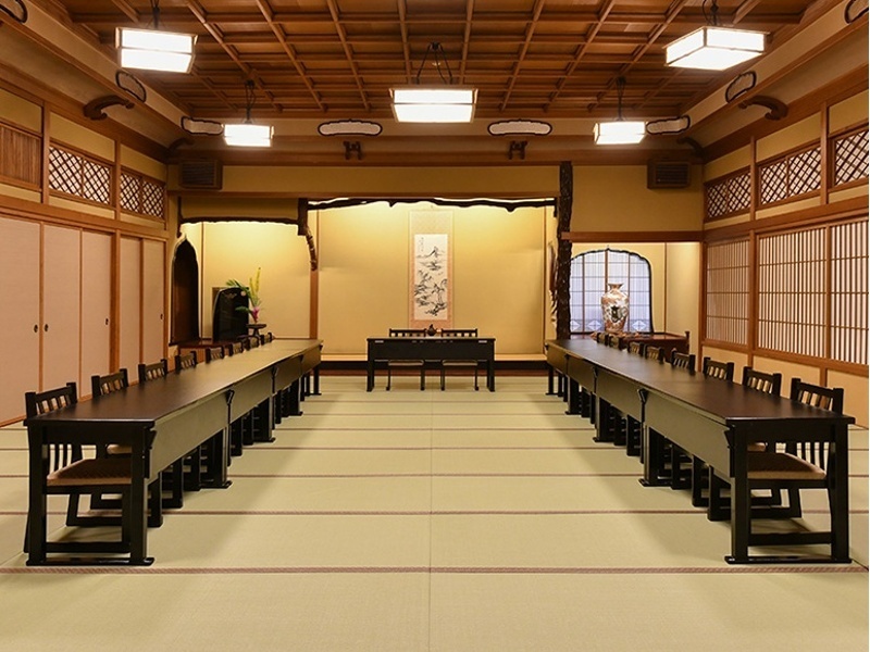 【宴会場】 [水仙] 10.5畳
大人数から少人数まで、幅広く対応可能す。レイアウトもご相談ください。