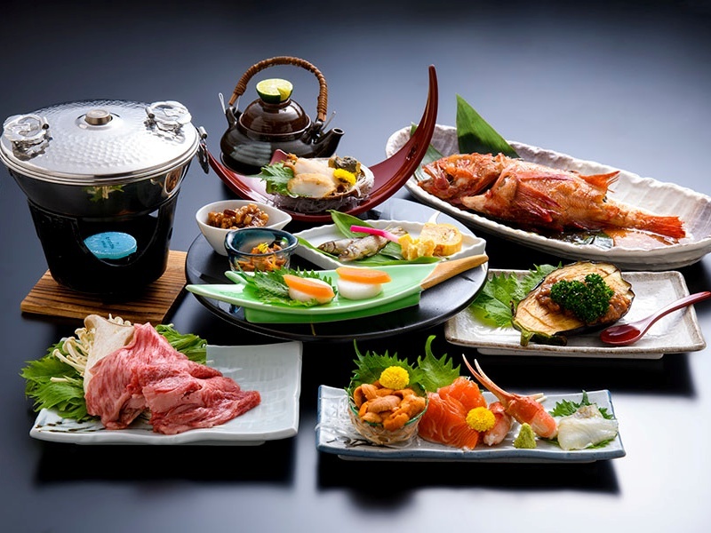 毎日市場へ足を運び、鮮度にこだわった地元食材を仕入れる割烹三井。四季折々の旬素材を活かした会席料理は、見た目の美しさと滋味豊かな味わいで食卓を彩ります。