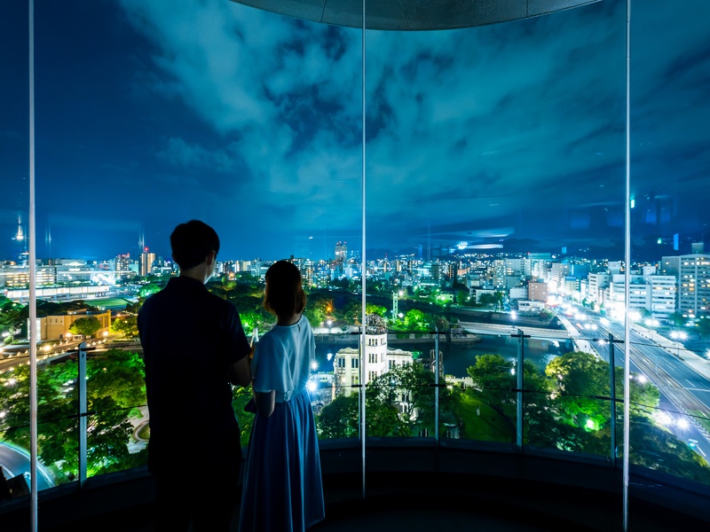 12F おりづる広場から見える景色
世界遺産「原爆ドーム」や美しい広島の街並みを見渡せる、唯一無二のロケーションです。