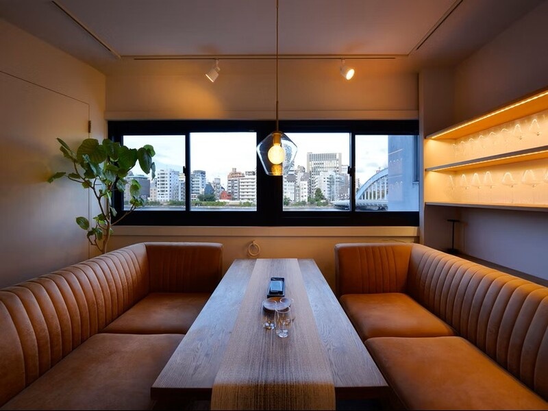 【3F プライベート個室】
窓の向こうには隅田川、そしてゆったりとしたソファ席。
ちょっと贅沢に、まるで誰かの部屋に招かれたように過ごせます。