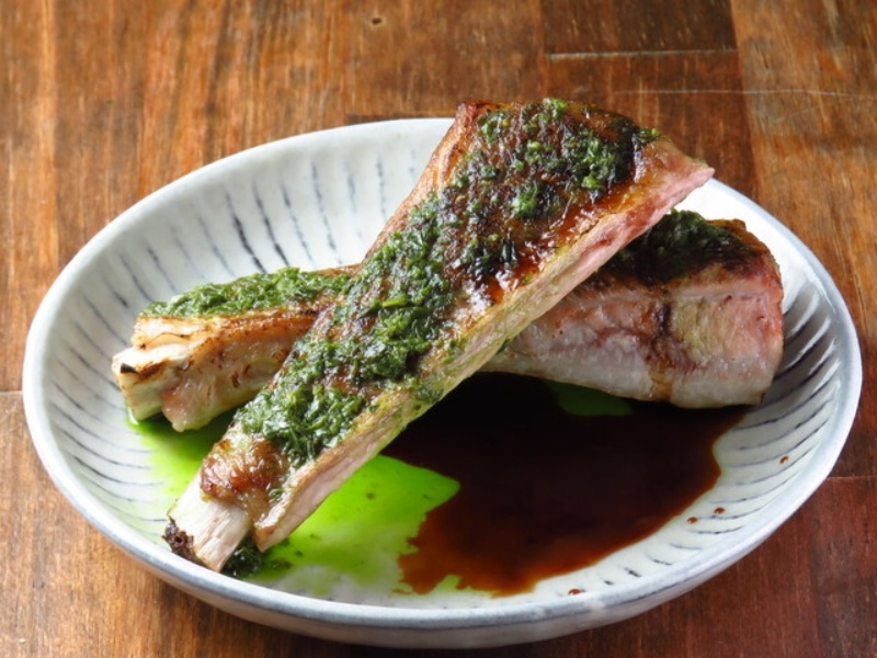 名物!「ほろほろスペアリブ」
骨まで楽しむイタリアの味!