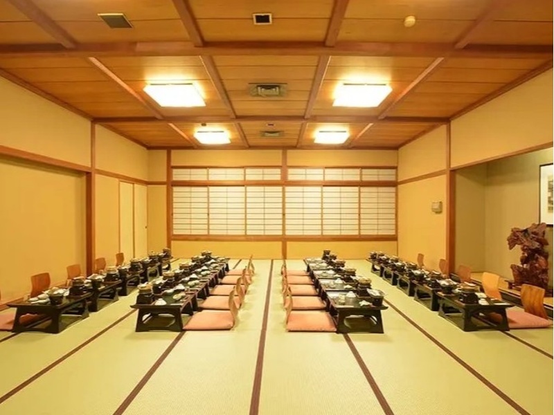 畳敷きの和室宴会場として、会席料理を伴う懇親会や親睦会に最適です。
研修後の交流の場やグループでの会食利用など、宿泊を伴う団体利用にもおすすめの会場です。🍽️