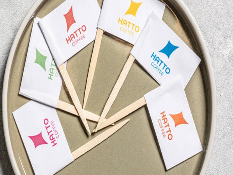 オリジナルのロゴを使ったグッズで特別感UP
お客様の会社ロゴやお好きなマークでミニフラッグやシールを作成し、オードブルのお料理に使用することが可能です。特別なパーティーに是非ご利用ください。