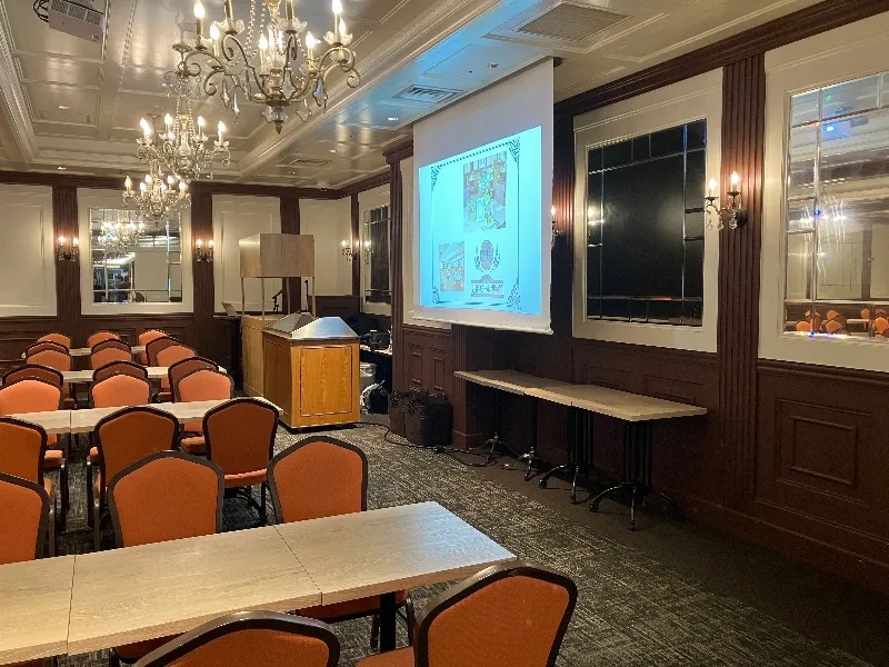 スクリーン＆プロジェクターは天吊りとなります。