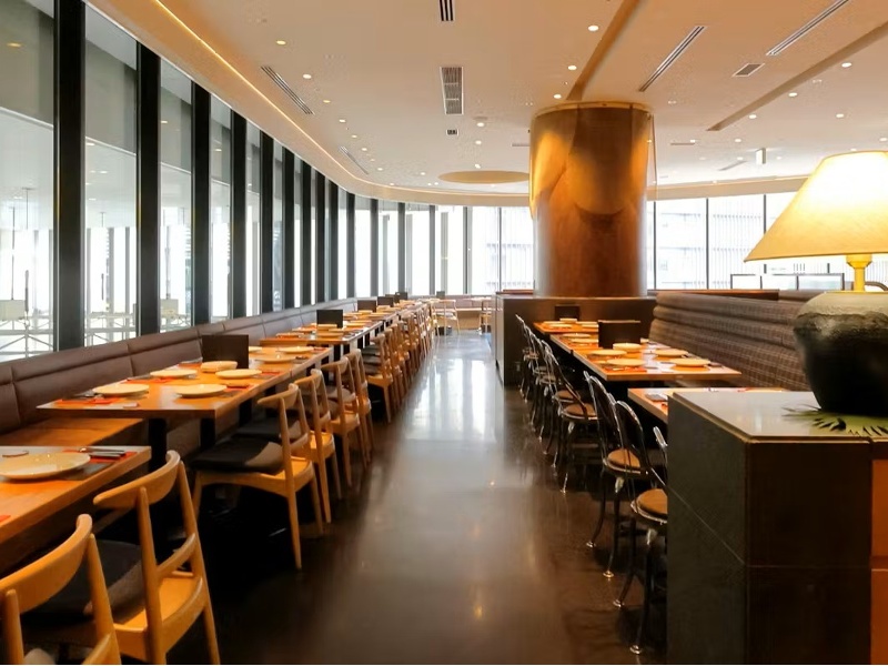 最大130名対応の貸切OK！広々とした座席間隔で団体様も安心。プライベート感たっぷりの宴会空間です。