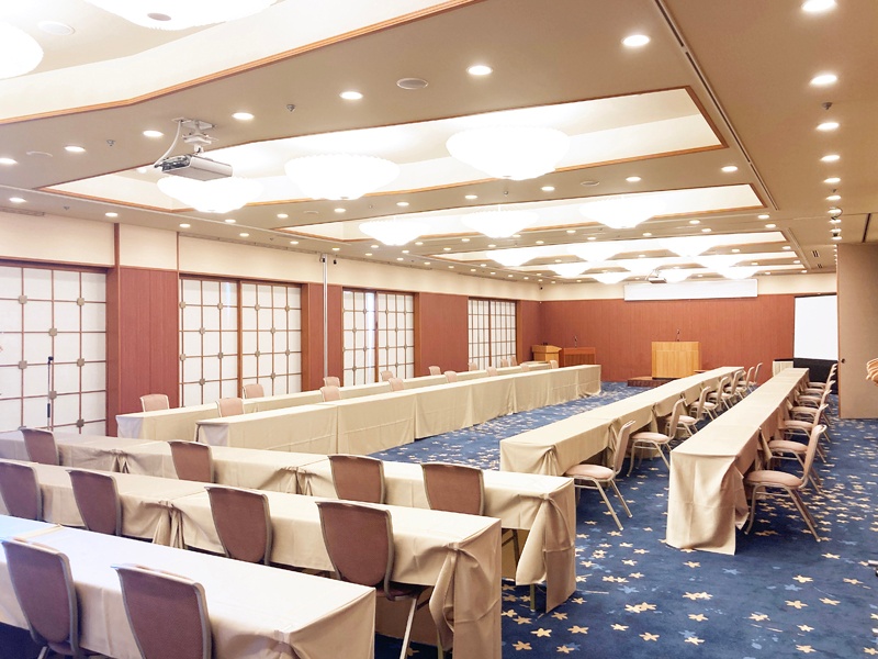 会議室『平安』（分割利用可）
面積：197㎡
最大、スクール形式で80名様までの会議が可能です。
会場はwi-fi利用可です。