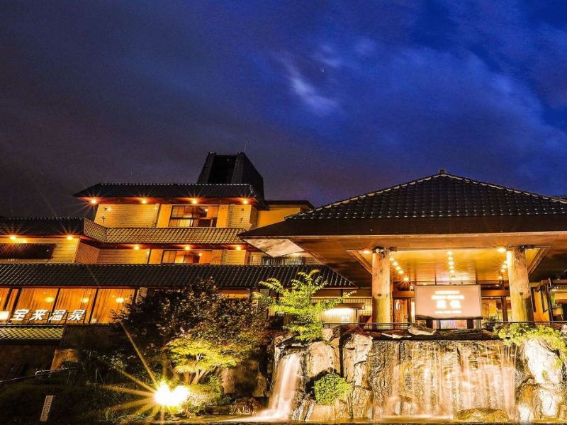 日が暮れ、ライトアップされた正面滝と玄関