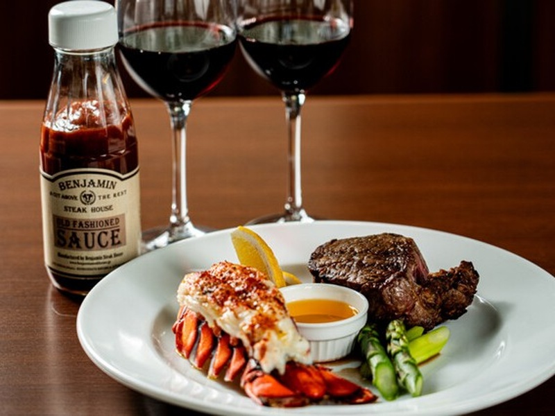 肉好きも魚好きも大満足！熟成ステーキと新鮮シーフードが揃う本格アメリカンダイニング。