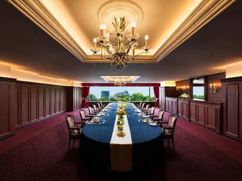 花菖蒲の間
(収容人数　50～100名)
窓から浜松城公園が一望できるゴージャスな雰囲気の宴会・会議場。