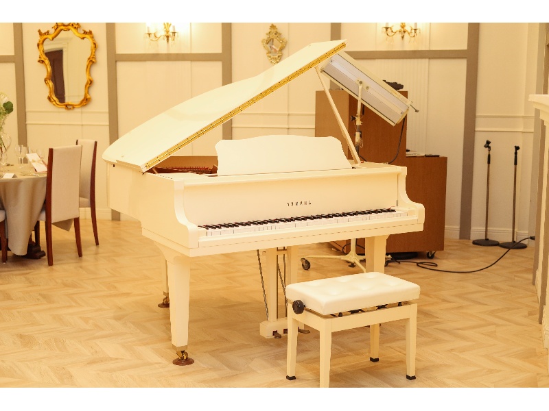 白いグランドピアノも使用可能（有料）演奏会や発表会でもご利用いただけます。