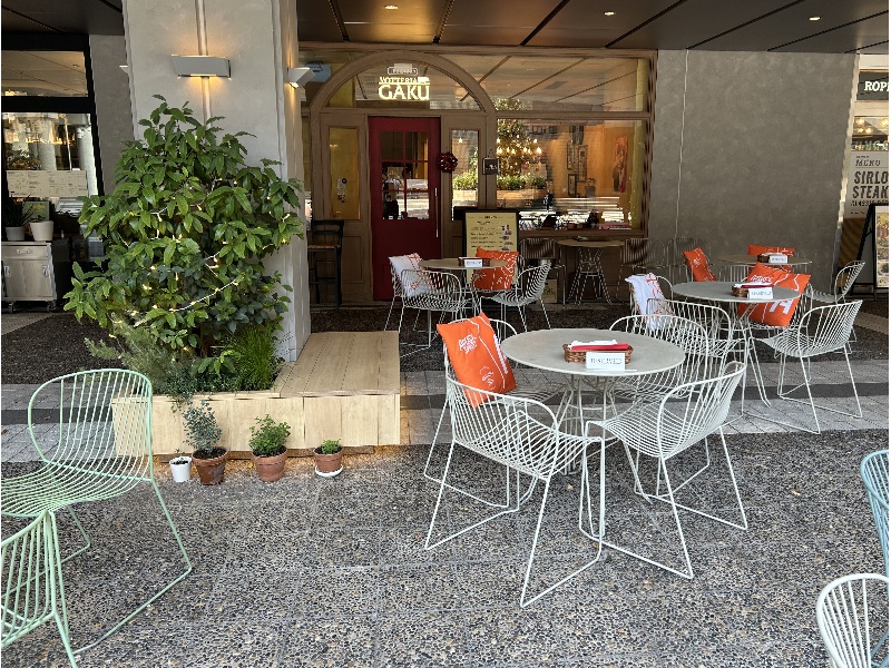 店舗外観（カラヤン広場側より）
貸切のご利用ではテラス席まで全てお使いいただけます