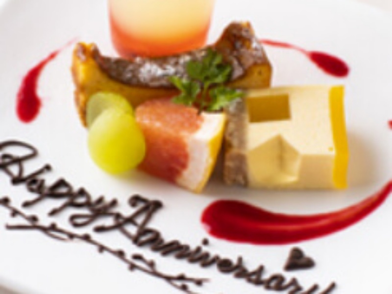 記念日や誕生日にはデザートプレートへのメッセージを無料でお入れします。大切なひとときをより特別な思い出に彩る、EYOHAKUならではのおもてなしです。