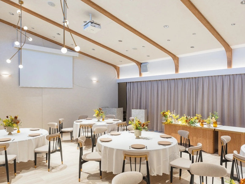 マイク3本・プロジェクター・スクリーンを標準装備。プレゼンや講演にも対応できる万全の音響映像環境が整っています。