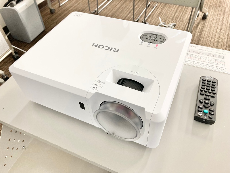 【多目的ホール】短焦点のプロジェクター_スクリーンから近い距離で投影できます