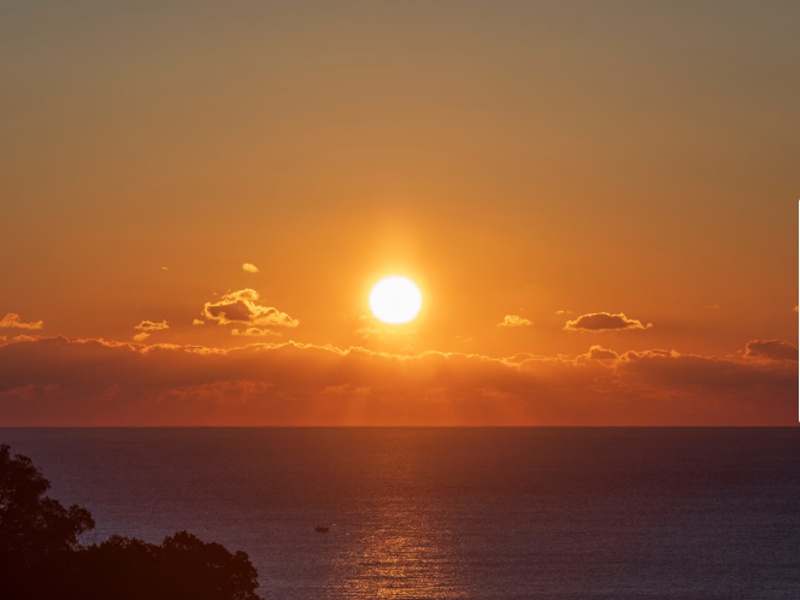 海に沈む夕日が美しく、空と水面が黄金色に染まる幻想的なひとときです。