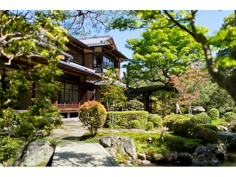 都のにぎわいから離れた東山・南禅寺エリアに構える桜鶴苑。
美しい和の情緒と洗練されたモダニズムが融和した本物の空間で、
日本の四季と共に、絆が深まる時間をお過ごし下さい。
