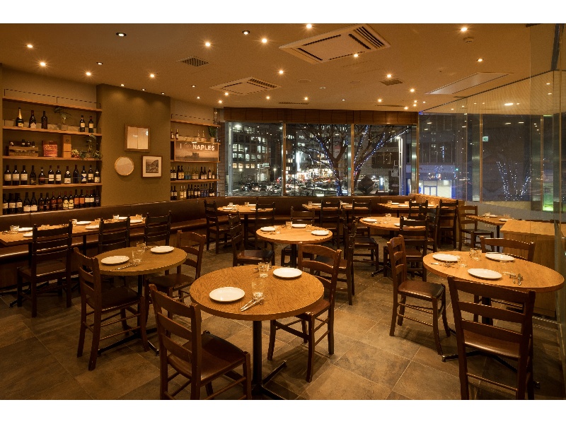 50名様まで収容可能なフロアとなります。
大規模なご宴会をご利用の際は１F席も含め立食70名様まで対応可能となります。