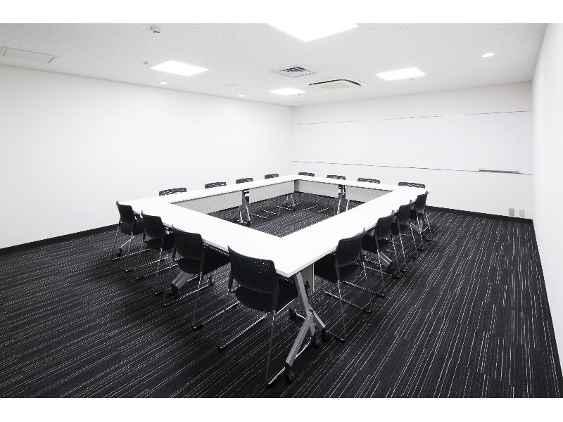 面接・控え室、分科会や小会議に便利なお部屋です。スクール形式やロの字など、用途に合わせてご利用頂けます。※ロの字サンプルレイアウトになります。