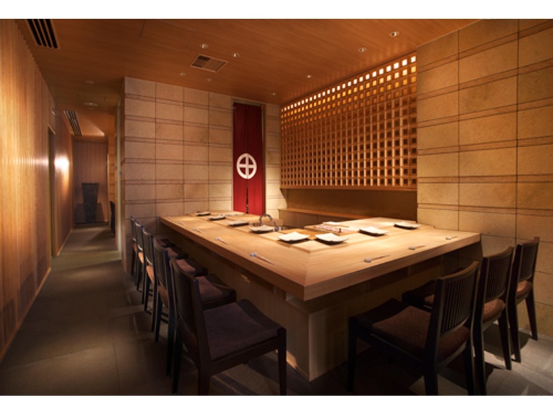 17階には隠れ家的カウンターの鮨レストランも。