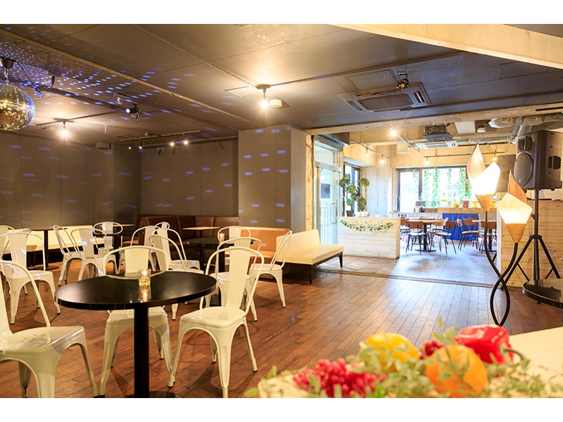 ミラーボールの回るダンスホールのような空間