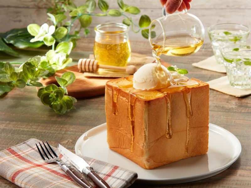 外はサクッ、中はふわふわ。
パセラ名物「ハニトー」は、たっぷりハチミツとアイスがとろける至福のデザート！お祝い・推し会・シェアにも大人気の定番メニューです。