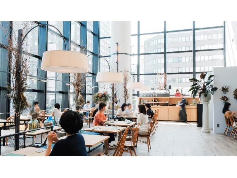 明るい光に包まれるランチタイム