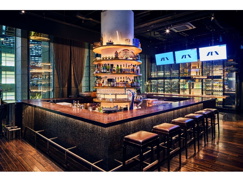 The BAR　
着席:90名　立食:180名
カウンターには4面モニターも