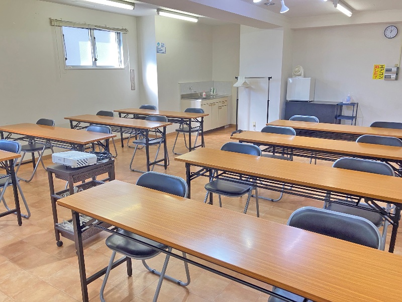 オプションで長テーブル2台・椅子6脚追加可能です。（料金＝1,100円税込/1時間×ご利用時間）
※オプション追加して、第三会議室は、最大30席まで対応OK！