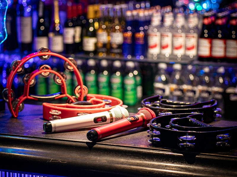 貸切宴会にぴったりの設備充実！
映像やスライドが投影できる大きなプロジェクター、パーティーに欠かせないマイクなど様々な設備がございます。