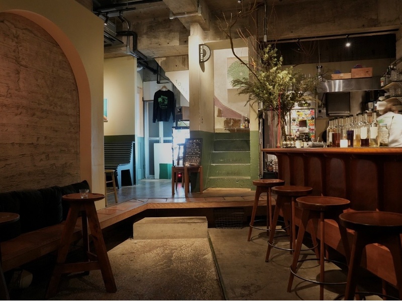 カウンター・テーブル26席で多様な配置が可能です。