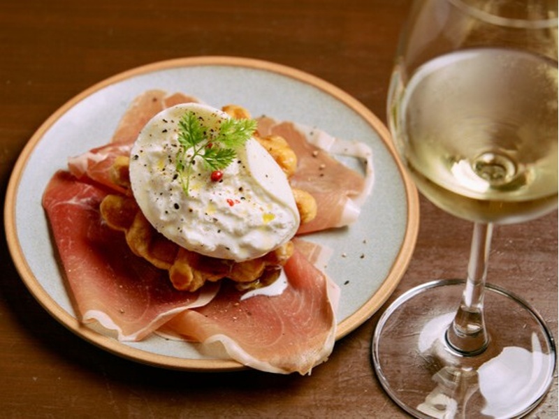 生ハムワッフル＆ブッラータチーズ