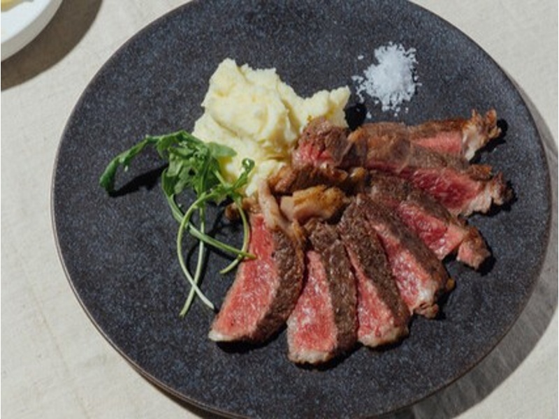 黒毛和牛種リブロースのグリル。ミディアムレアで仕上げます。