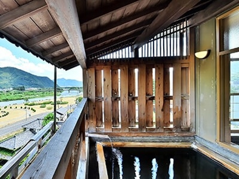 千曲川を望む木造りの湯屋
男女別露天風呂